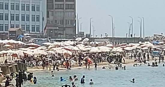 إقبال كبير على شواطئ الإسكندرية مع الموجة الخماسينية الحارة.. هروب الأهالى من الحر إلى البحر والحرارة تسجل 33 درجة بالمحافظة.. هدوء تام فى حركة الأمواج مع رفع الرايات الخضراء.. وتحذيرات من هطول أمطار.. صور