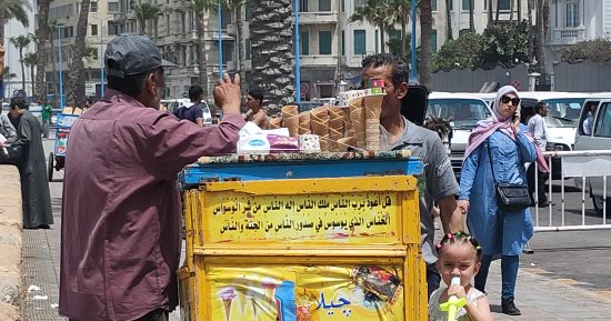 انتشار عربات "الأيس كريم" والمثلجات علي كورنيش الإسكندرية بسبب موجة الحر.. صور