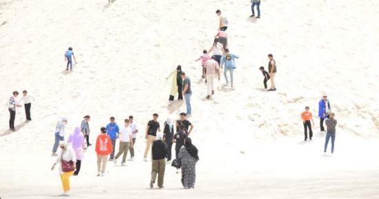 جبال الملح ببورفؤاد قبلة السائحين من مختلف المحافظات فى عز الحر.. صور