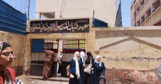 سعادة بين طلاب الثانوية الأزهرية بالدقهلية لسهولة امتحان الفقه والحديث..صور 