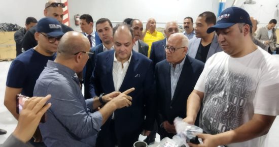 وزير الصناعة يشيد بمصنع إطارات السيارات في بورسعيد 
