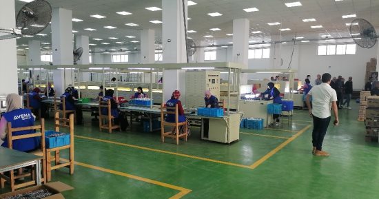 وزير الصناعة يطلع على جودة إنتاج مصنع الأدوات الكهربائية في بورسعيد 
