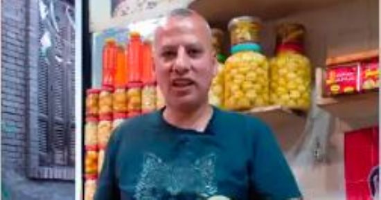 أقدم بائع طرشى.. عملنا من المانجة والجوافة والبلح أحلى مخلل "فيديو"