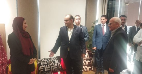  وزير الصناعة يتفقد مصنع إنتاج البطاطين بالمنطقة الصناعية جنوب بورسعيد