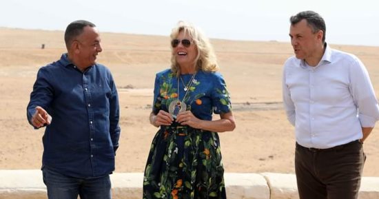 سيدة أمريكا الأولى: محظوظة بزيارة الأهرامات الرائعة اليوم