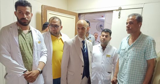 وكيل صحة الشرقية يزور عامل "حميات فاقوس" بعد سقوطه من مبنى المستشفى