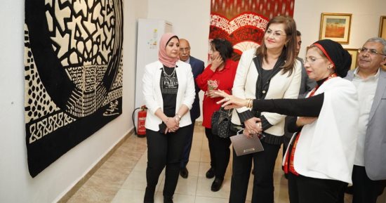 وزيرة التخطيط  تشارك في افتتاح معرض الفنانة سهير عثمان بمتحف محمود مختار