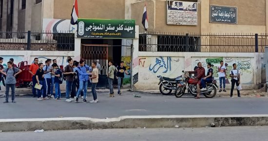 58 لجنة تستقبل 21 ألف طالب فى امتحانات الثانوية الأزهرية بالشرقية.. صور