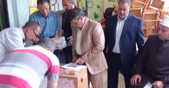 رئيس الإدارة المركزية بالمنوفية يتابع مقر مركز توزيع أسئلة امتحانات الثانوية الأزهرية