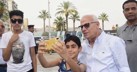 محافظ بورسعيد يلتقى بالزائرين فى ساحة مصر خلال جولاته الميدانية.. صور 