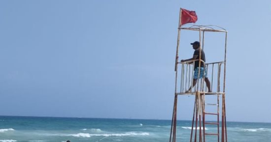 رفع الرايات الحمراء على شواطئ الإسكندرية بعد انكسار الموجة الخماسينية
