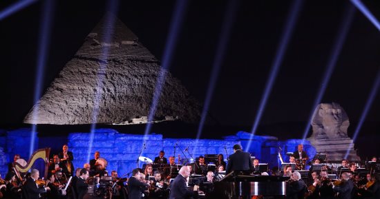 عمر خيرت يبدأ حفله بمسرح الصوت والضوء بمقطوعة موسيقية جديدة..صور