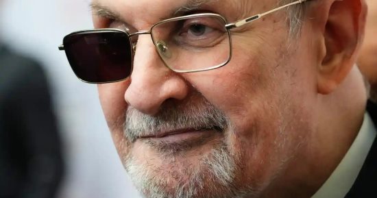 سلمان رشدى يصدر كتابا عن حادثة تعرضه للطعن فى نيويورك خلال 2024