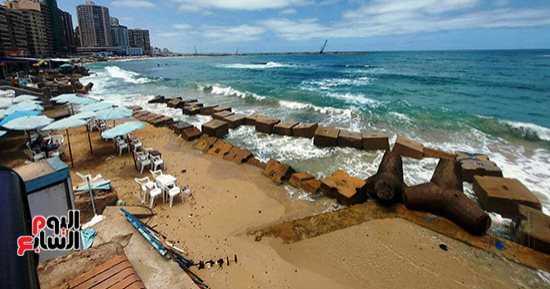 انكسار الموجة الخماسينية الحارة وانخفاض الحرارة 5 درجات بالإسكندرية.. نشاط فى حركة الرياح وارتفاع الأمواج.. "السياحة والمصايف" ترفع الرايات الحمراء على الشواطئ الغربية.. وتؤكد: نسبة الإشغال 15%.. صور