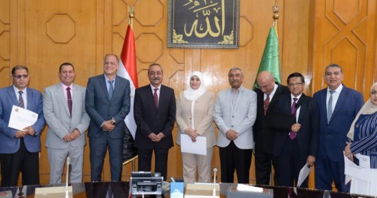 محافظ الإسماعيلية يكرم أوائل الشهادة الإعدادية والأم المثالية لهذا العام.. صور