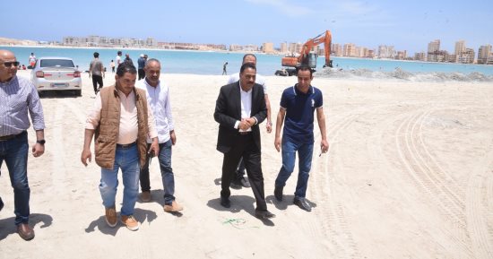 محافظ مطروح يتفقد مشروع مد شبكة الصرف الصحى خلال جولة ميدانية اليوم.. صور