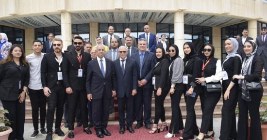 محافظ بورسعيد ورئيس الأكاديمية البحرية يشهدان ندوة "الصناعة ومستقبل سوق العمل" 