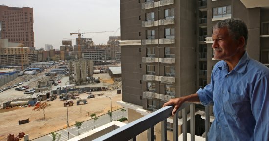 الدولة وعدت فأوفت.. عودة سكان مثلث ماسبيرو بعد انتهاء المشروع..أحد السكان:خوفونا من بيع الشقق بشكل استثمارى والدولة أخرست الجميع.. وساكنة:كنت مهددة بالموت تحت الأنقاض وبنشكر الرئيس السيسى.. والشقة كاملة التشطيب