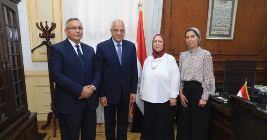 محافظ الجيزة يستقبل رئيس حزب الوفد ويشكره لتبرعه بقطعة أرض لبناء مدرسة 