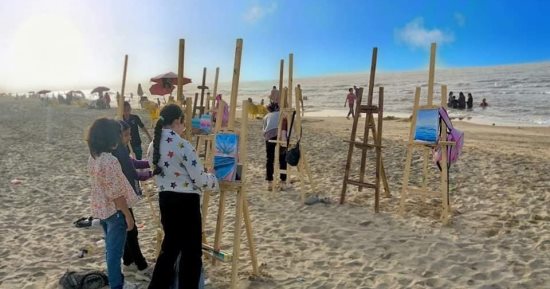 أطفال ينصبون مرسما على شواطئ مصيف بلطيم للتعبير عن صفاء المياه والشمس الساطعة.. صور