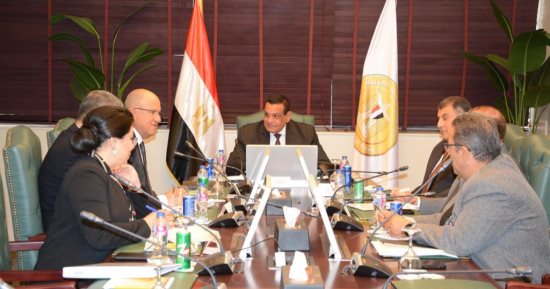 وزير التنمية المحلية يتابع مع رئيس اتحاد الصناعات مبادرة "شغلك في قريتك"