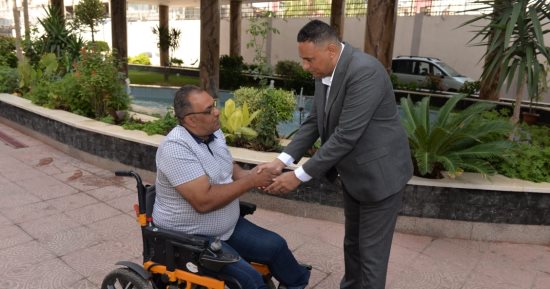محافظ الدقهلية يوافق على تخصيص كشك لمواطن من ذوى الهمم.. صور