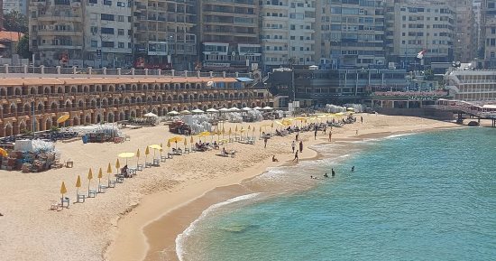 شواطئ الإسكندرية تستقبل المصطافين.. أسعار تتراوح من 15 إلى 25 جنيها