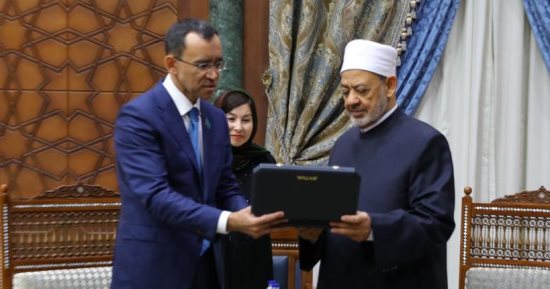 كازاخستان تقلد شيخ الأزهر وسام الصداقة من الدرجة الأولى لجهوده فى نشر السلام