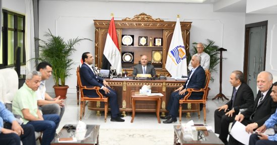 محافظ قنا يترأس اللجنة العليا لاختيار المتقدمين للوظائف القيادية