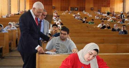 رئيس جامعة المنوفية يتفقد سير امتحانات الترم الثانى بكليتى التجارة والحقوق