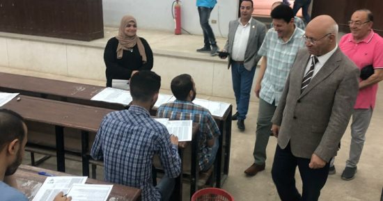 رئيس جامعة بنها يتفقد لجان الامتحانات بكليتي التجارة والآداب.. صور