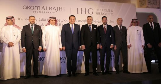 وزير السياحة والآثار يشهد توقيع بروتوكول لإدارة وتشغيل فندق بالساحل الشمالى