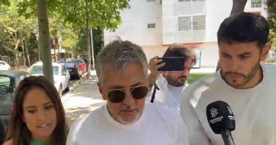 لابورتا يبحث عودة ميسى إلى برشلونة مع والده.. فيديو 