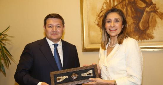 وزيرة الثقافة تلتقى نظيرها الكازاخي لبحث تعزيز التعاون فى المجالات الثقافية