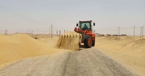 مجلس مدينة الخارجة يزيل الكثبان الرملية المتراكمة بفعل الرياح على طريق بورسعيد
