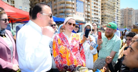 وزيرة البيئة تشارك فى حملة تنظيف شاطئ السرايا العام بالإسكندرية
