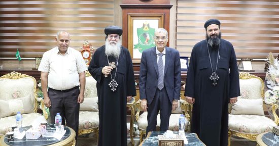 محافظ المنيا يستقبل الأنبا مكاريوس ووفداً من الكنيسة للتهنئة باستئناف عمله