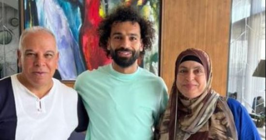 حبيب والديه.. محمد صلاح يظهر مع والده ووالدته عبر إنستجرام