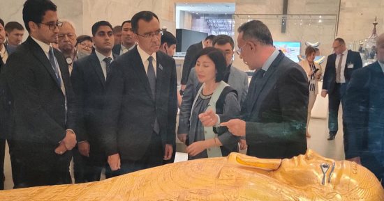 رئيس مجلس الشيوخ ببرلمان جمهورية كازاخستان والوزراء يزورون المتحف القومي للحضارة