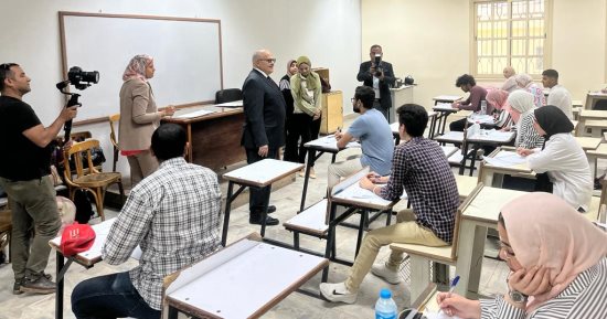 الخشت يتفقد لجان امتحانات نهاية العام ويوجه بمد الوقت 5 دقائق.. صور
