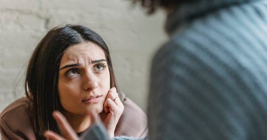 لا تبالغ.. قواعد إتيكيت مهمة عند العتاب تضمن دوام الود