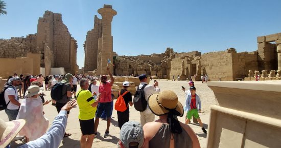 إقبال سياحى على المعابد والمقابر الفرعونية شرق وغرب الأقصر.. صور