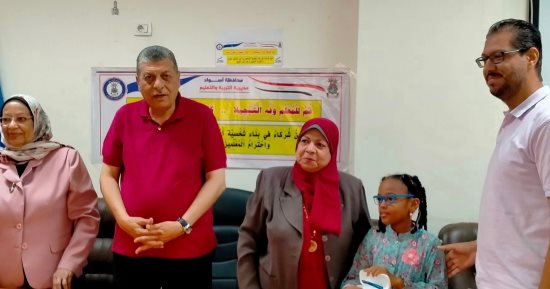 "تعليم أسوان" تسلم نظارات طبية للطلاب المستهدفين بقافلة العيون.. صور