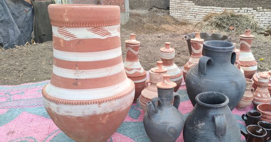 "القلة والزير" فلتر طبيعى للمياه.. هنا عزبة المشهدى فخر صناعة الفخار فى الشرقية.. الحاج أحمد بكير: تصنيع الفخار  الحرفة الأساسية للأهالى والأقدم فى العالم.. ويؤكد: الحس الفنى أهم ما يميز الفواخرى.. صور