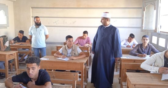 طلاب العلمى بالشهادة الثانوية الأزهرية يؤدون امتحان مادة التفاضل والتكامل
