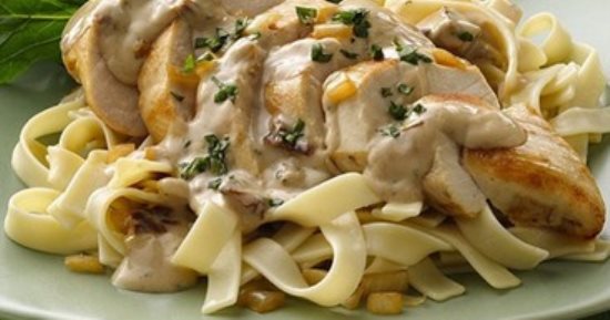 طريقة عمل مكرونة بالصوص البني والفراخ.. أكلة مشبعة ومغذية