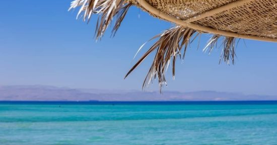 الأجمل على خليج السويس.. شواطئ رأس سدر تواصل استقبال الزائرين (صور)