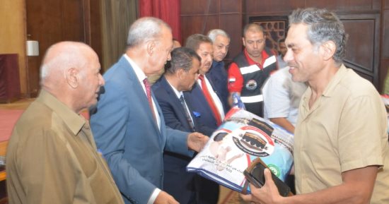 محافظ القليوبية يسلم ملابس الإحرام لحجاج الجمعيات الأهلية