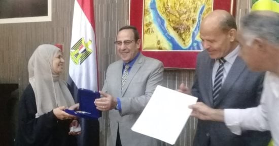 محافظ شمال سيناء يسلم هدية الرئيس شيكًا بمبلغ 50 ألف جنيه للأم المثالية
