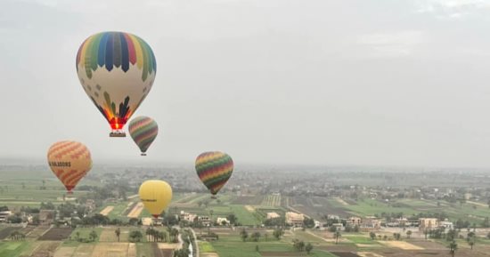 سماء الأقصر تشهد استمتاع 600 سائح بالتحليق على متن 25 رحلة بالون طائر.. صور